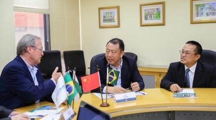 Comitiva chinesa de Hainan conhece cooperativismo e sonda o setor de agronegócios no Paraná