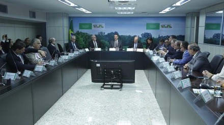 Ministro Carlos Fávaro lidera encontro abrangente no MAPA para debater diversos setores do agro