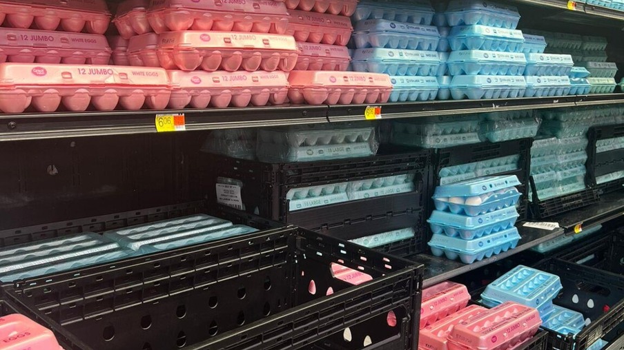 Consumidores americanos sofrem com falta de ovos nas prateleiras e preços altos