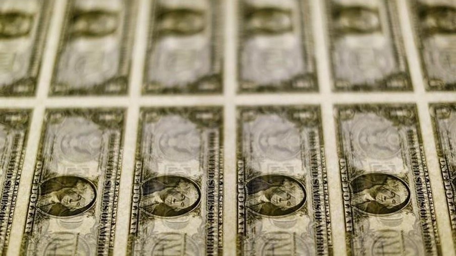 Dólar opera em alta, de olho na tramitação da reforma tributária e ata do Fed