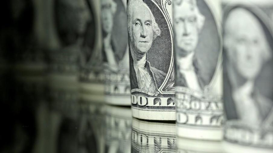Dólar abre em alta, em dia de maior aversão a riscos em nível global