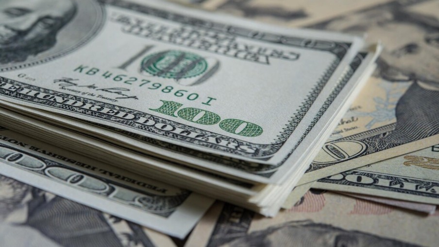 Dólar abre em baixa, com discussões sobre inflação no radar