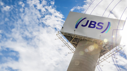 JBS registra prejuízo de R$ 1,06 bilhão em 2023 após ano lucrativo