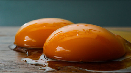 Exagerou nas festas? Nutricionista sugere comer ovo para curar a ressaca