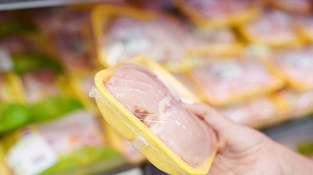 Em fevereiro, exportação de carne de frango cresce 4,7% em volume e cai 4% em receita