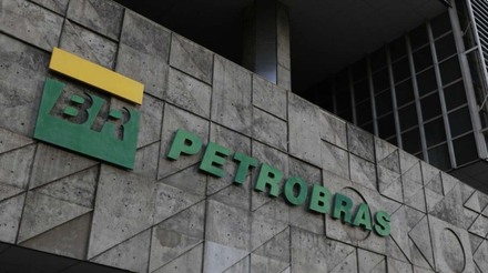 Dólar abre em alta; ações da Petrobras despencam no pré-mercado após demissão de Prates