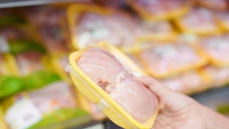 Em fevereiro, exportação de carne de frango cresce 4,7% em volume e cai 4% em receita