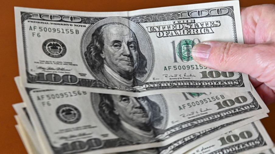 Dólar abre em baixa, mas com expectativa por inflação americana cotado a R$ 4,9840