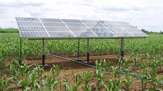 Sistema de irrigação usando energia solar.