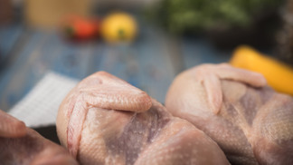 Preços do frango reagem no mercado interno e exportação tem queda em janeiro