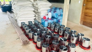 Governo do Amapá entrega equipamentos e 5 toneladas de ração para estímulo da avicultura na região rural de Macapá