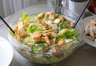 A famosa receita de salada Caesar com frango: uma opção saborosa e nutritiva!