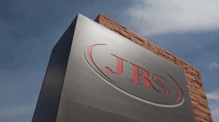 JBS planeja realizar listagem simultânea no Brasil e nos EUA para impulsionar suas ações
