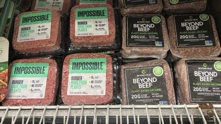 A carne à base de plantas deveria salvar o mundo, mas tornou-se apenas mais uma moda passageira