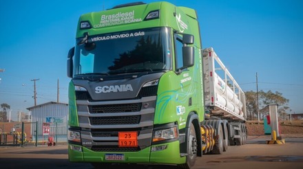 Um caminhão da Scania, movido a GNV e transportando GNV – o primeiro do Sul do país – começou a rodar nesta semana no trecho entre Ponta Grossa e Arapoti. A iniciativa abre novos caminhos para o gás natural do Paraná, ao passo que o transporte pode ser feito via terrestre – Curitiba, 27/05/2022