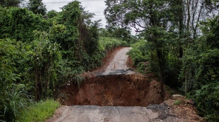 Chuva em Minas Gerais isola moradores e causa morte de animais