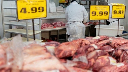 Altos preços da carne nos EUA: lucro da indústria ou crise de capacidade?