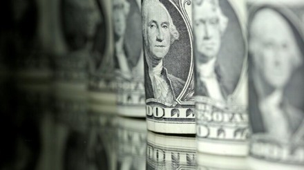 Dólar abre em baixa em dia de dados econômicos nos EUA