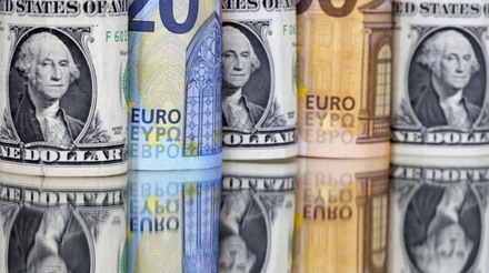 Euro, ações e libra têm alta