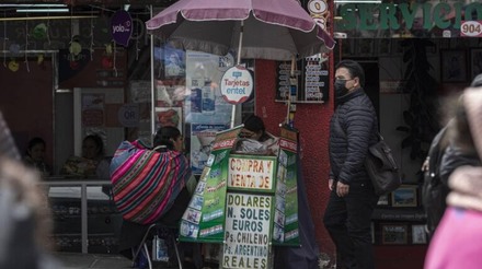 Bolívia sofre falta de dólar e pessoas passam a noite na fila para trocar dinheiro