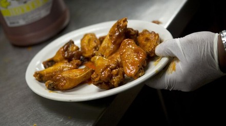 Consumo de asas de frango nos EUA cai à medida que preços aumentam