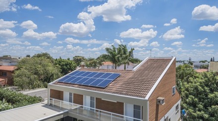 Geração própria de energia solar atinge 1 milhão de sistemas em telhados e pequenos terrenos no Brasil