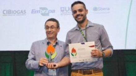 Pesquisador da UTFPR recebe prêmio por destaque na produção de biogás