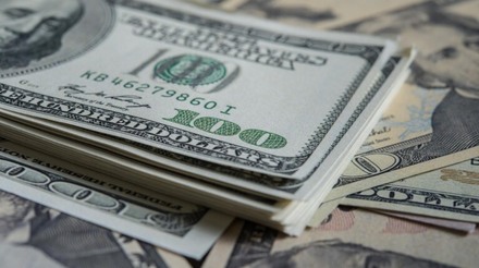 Dólar abre em baixa, com discussões sobre inflação no radar