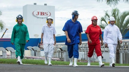 JBS já acolhe 6,8 mil imigrantes em sua força de trabalho