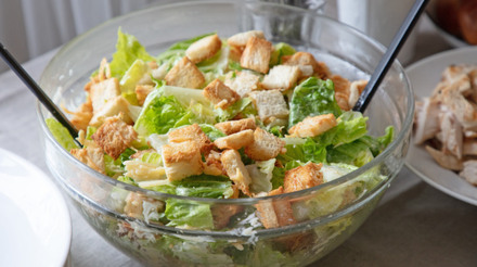 A famosa receita de salada Caesar com frango: uma opção saborosa e nutritiva!