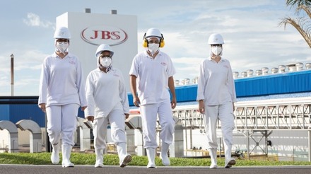 JBS anuncia investimentos de R$ 15 bilhões no Brasil até 2026