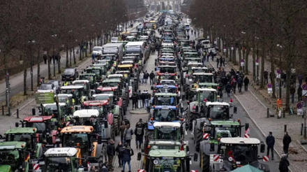 Agricultores invadem Berlin com 1500 tratores em protesto
