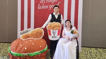 Buquê de frango frito: mulher faz casamento com tema da lanchonete KFC, em Cingapura