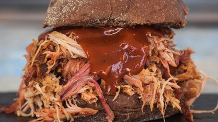 Carne de porco desfiada com molho barbecue: o incrível Pulled Pork Americano