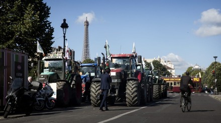 epa04910400 Tractors are parked next to the French Parliament on the Place des Invalides as part of a large farmer protest in Paris, France, 03 September 2015. Thousands of farmers and tractors are demonstrating in the street of Paris today to protest against the decrease of their incomes and the increasing instability they are facing.  EPA/ETIENNE LAURENT