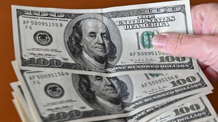Dólar cotado à R$ 4,9533 opera estável no exterior, à espera de sinais sobre quando juros caem nos EUA