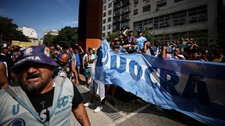 Greve geral na Argentina: sindicatos paralisam atividades nesta quarta; governo Milei incentiva trabalho