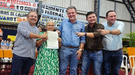 Fávaro entrega títulos de propriedade a agricultores em assentamento de Cáceres