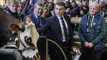 Tumulto em Paris: Macron é vaiado por agricultores em chegada à feira agrícola