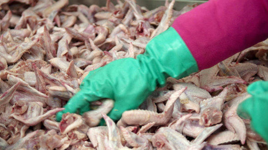 Rede chinesa vendia frango vencido há 46 anos
