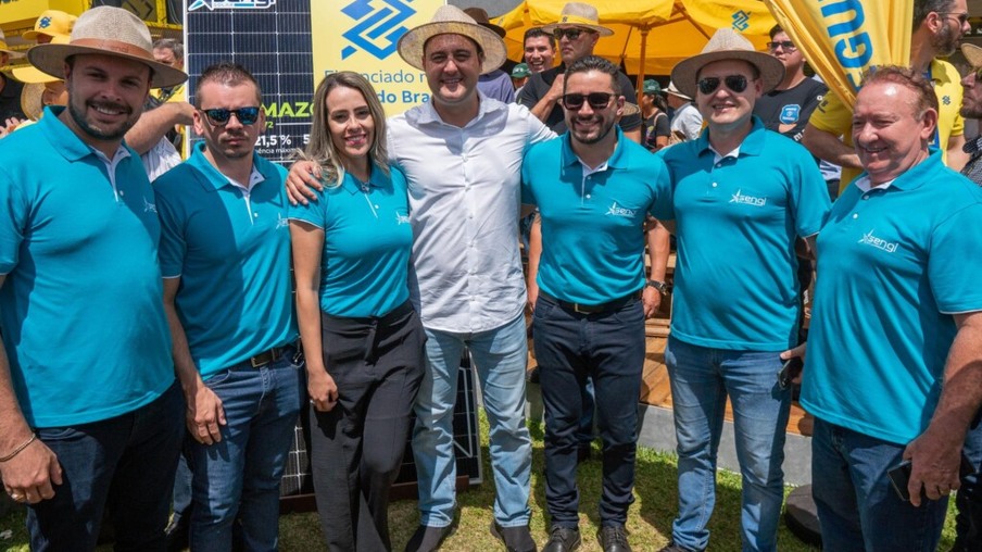 Governador do Paraná, Ratinho Júnior assina a entrega de módulos Sengi Solar no Show Rural Coopavel