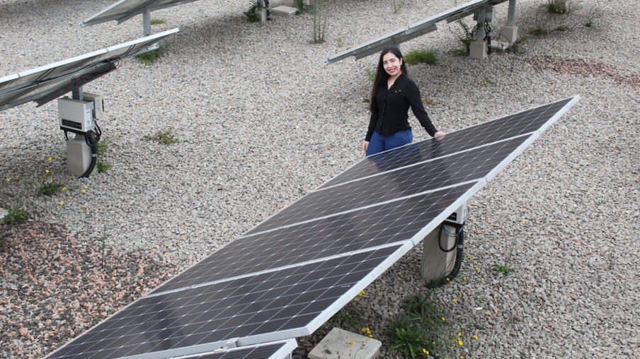 Placas solares – Na foto, a engenheira eletricista Camila de Oliveira Silveira, que publicou seu artigo científico sobre energias renováveis na Revista BABT.