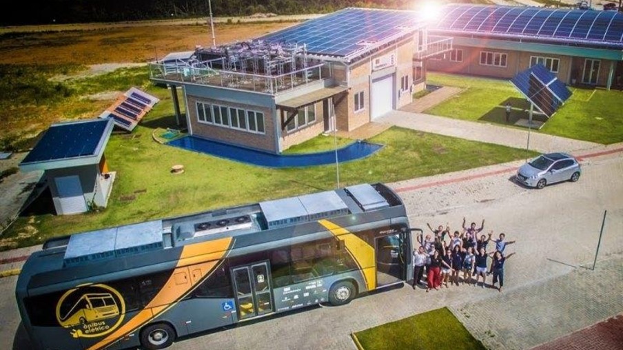 Pesquisadores brasileiros criam ônibus solar que já rodou mais de 100 mil km sem uma gota de combustível