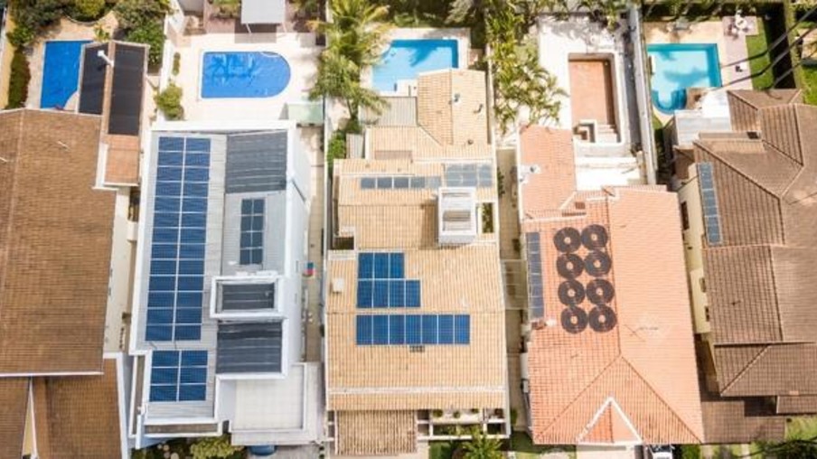 Energia solar gera economia de até 95% na conta de luz e valoriza imóveis