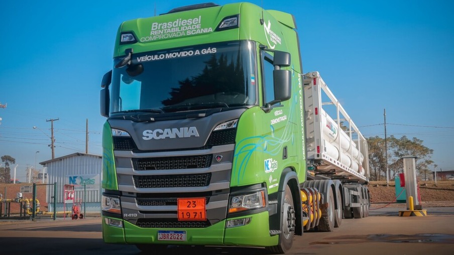 Um caminhão da Scania, movido a GNV e transportando GNV – o primeiro do Sul do país – começou a rodar nesta semana no trecho entre Ponta Grossa e Arapoti. A iniciativa abre novos caminhos para o gás natural do Paraná, ao passo que o transporte pode ser feito via terrestre – Curitiba, 27/05/2022