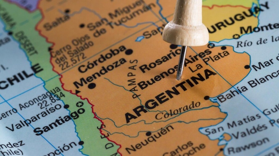 Governo argentino prepara plano com forte alta de impostos que afeta do agronegócio ao turismo