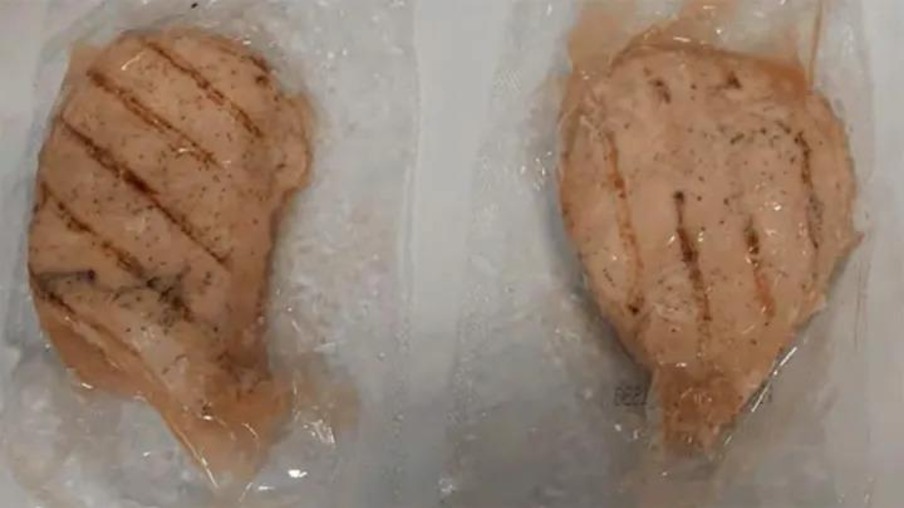 Mais de meio milhão de libras de frango são recolhidos nos EUA devido a preocupações com salmonella