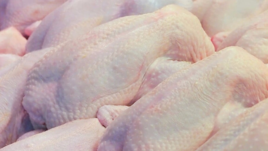 China suspende importação de frango de MS