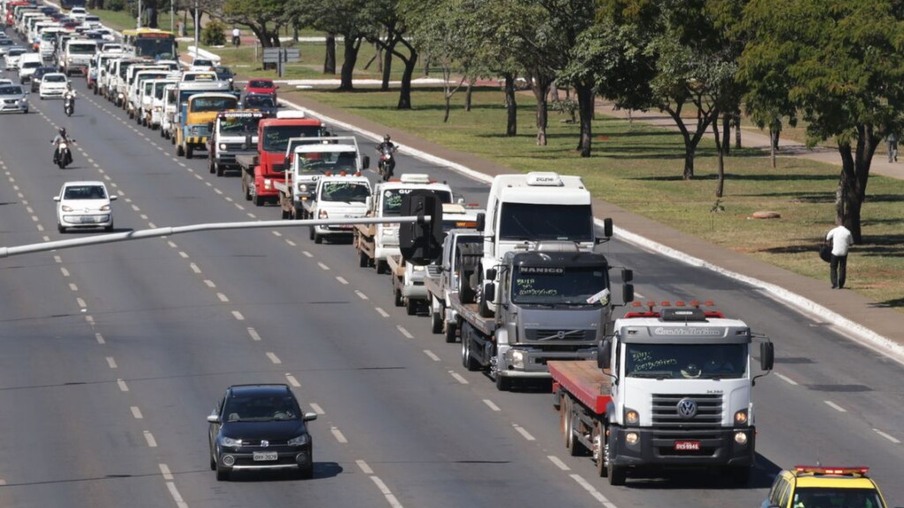 Caminhoneiros fazem protesto contra a alta no preço dos combustíveis na Esplanada dos Ministérios
