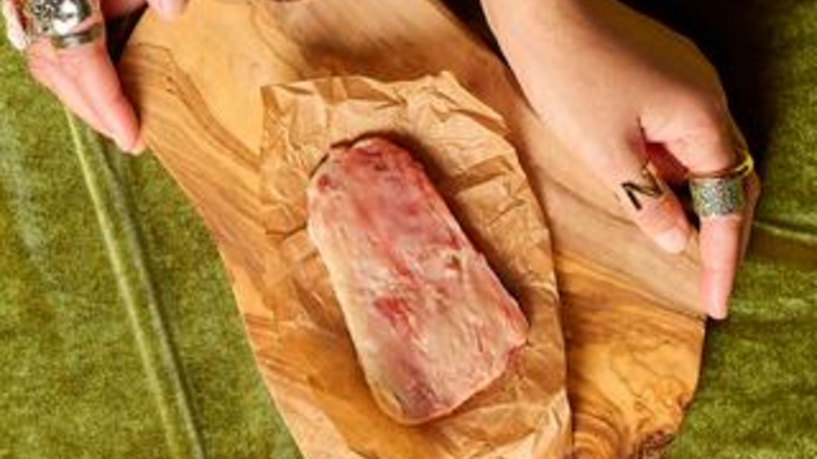 Startup americana revela o primeiro lombo de porco cultivado em mármore do mundo